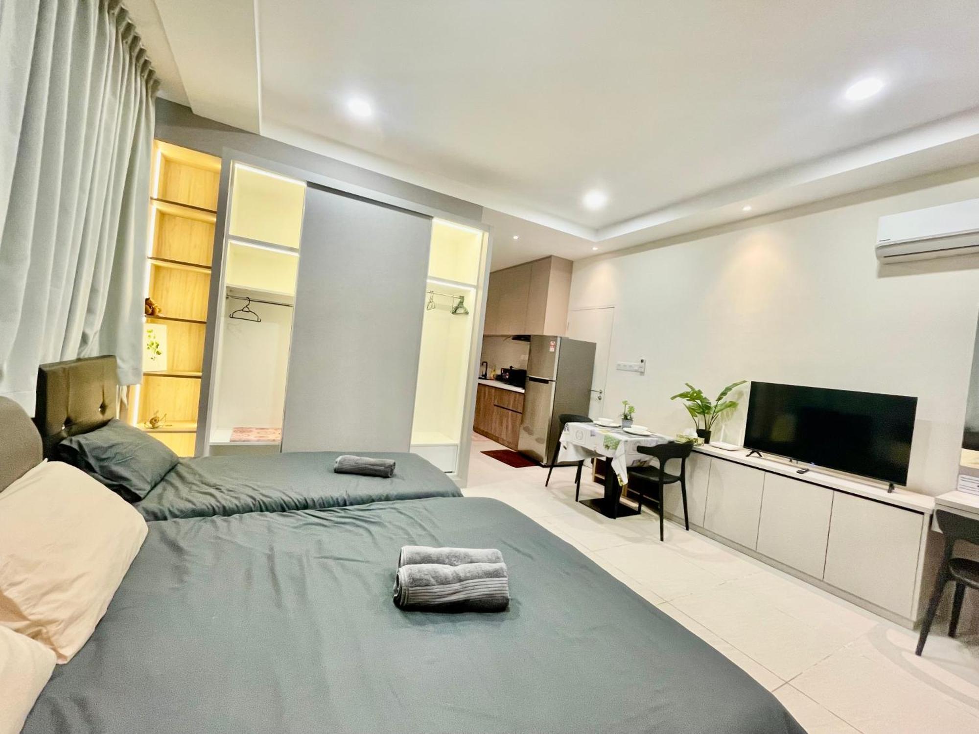Kuching City Center Riverine Apartment With Balcony And Garden Views Exterior photo